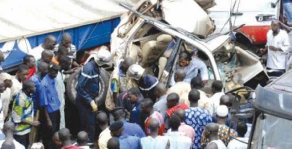 SÉDHIOU - un pick-up du cortège de sécurité de Macky Sall fait plusieurs tonneaux 4 morts et 12 blesses grièvement dont 2 civils