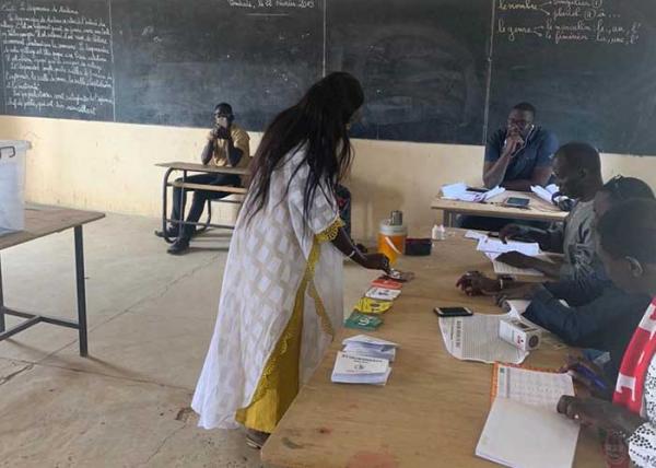 Résultats provisoires dans les deux grands centres de vote à Grand- Yoff et Dakar plateau Macky, en tête avec 7 363 contre 4 213 voix pour Idy