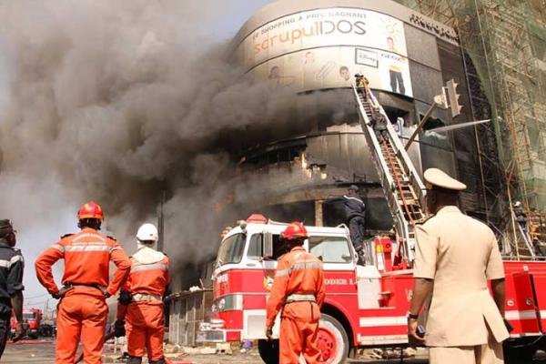 Sénégal -sous développement - Sorties des sapeurs-pompiers pour l’extinction d’incendies quand l’absence d’hydrants bloque les secours